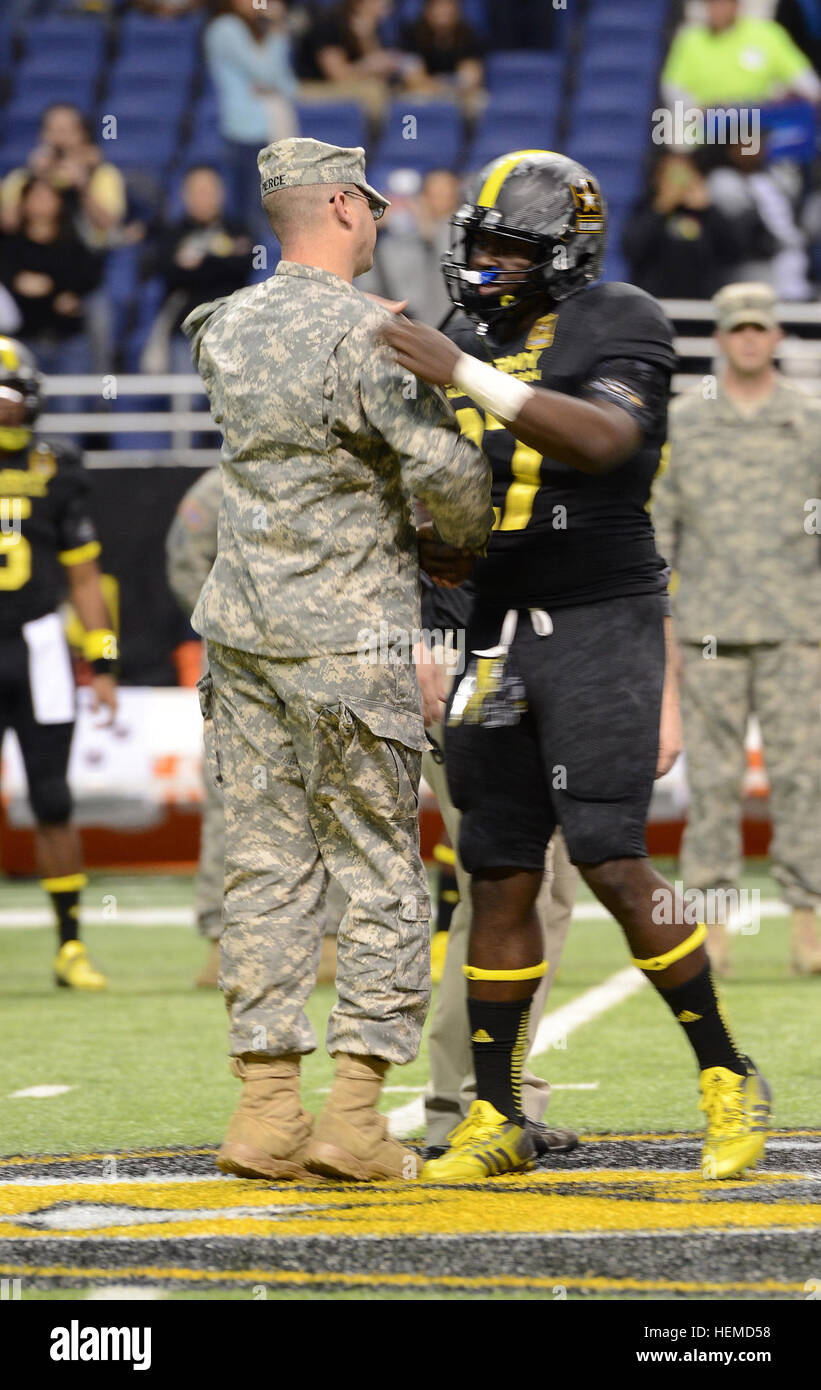 Staff Sgt. Dallas Pierce (left), with the 21st Military History Detachment, 205th Public Affairs Operations Center, greets a high school football player at the U.S. Army All-American Bowl in the Alamodome in San Antonio Jan. 5, 2013. The Army has hosted the All-American Bowl in San Antonio since 2002, highlighting the 90 best high school football players, and 125 best high school marching band musicians and color guard from across the nation. (U.S. Army Reserve photo by Sgt. 1st Class Carlos J. Lazo, 302nd Mobile Public Affairs Detachment) 2013 US Army All-American Bowl 130105-A-XA675-069 Stock Photo