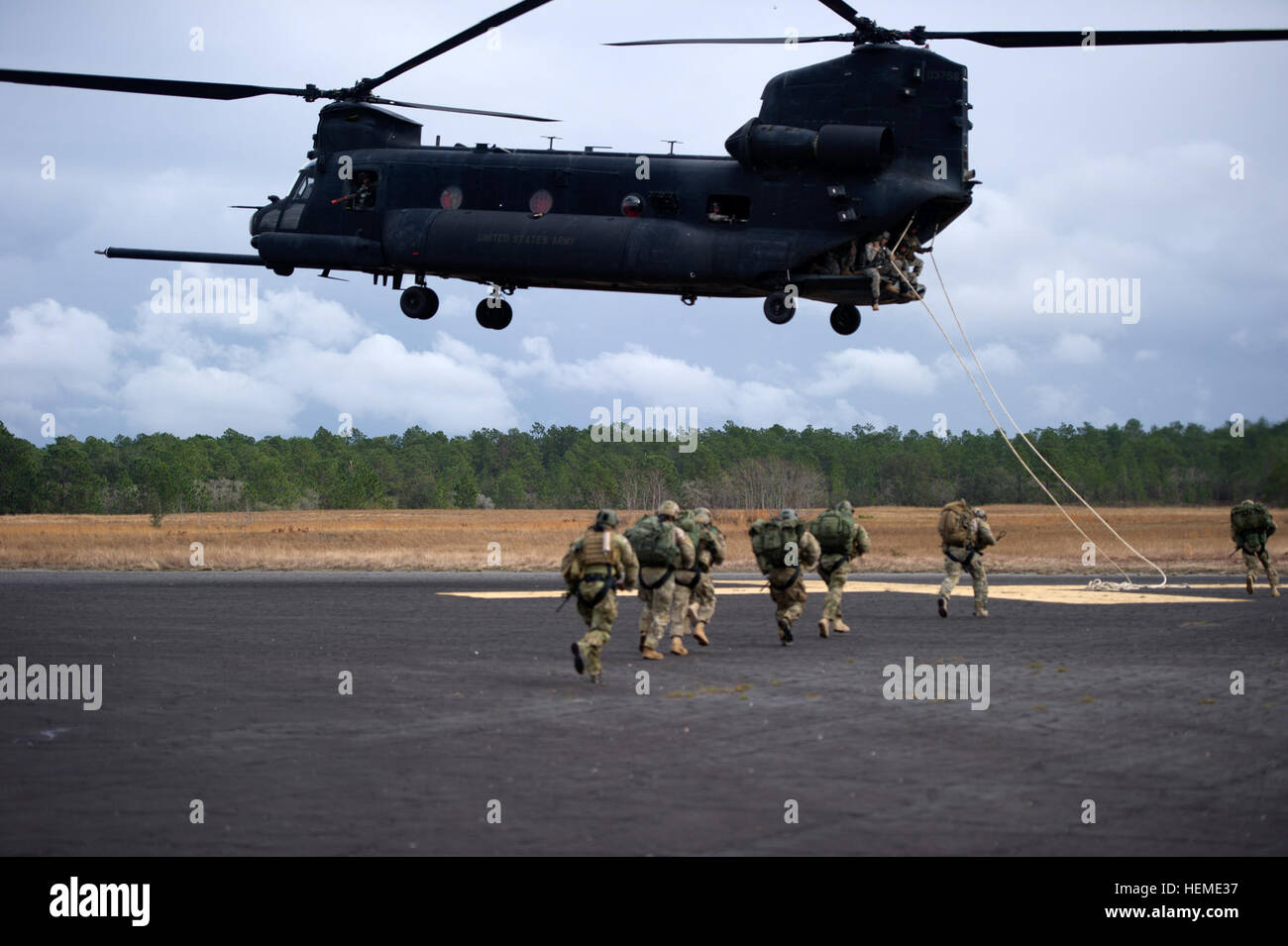 U.S. Soldiers of Operational Detachment Alpha, with the 7th Special Forces Group (Airborne), run towards a CH-47 Chinook helicopter during a training event at Eglin Air Force Base, Fla., Feb. 5, 2013. Green Beret Soldiers of 7th Special Forces Group practiced Special Purpose Insertion Extraction, a technique used to rapidly insert or extract Soldiers from terrain that does not allow helicopters to land. (U.S. Army photo by Spc. Steven Young/Released) Green Berets practice SPIES and FRIES 130205-A-YI554-138 Stock Photo
