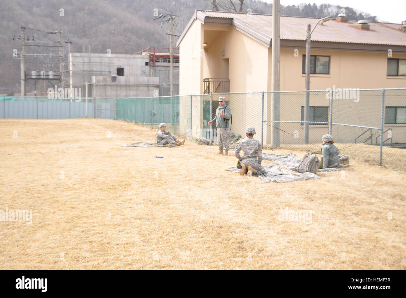 U.S. Soldiers with the 210th Fires Brigade, 2nd Infantry Division take a break from training while preparing for an Expert Field Medical Badge test at Camp Casey in Gyeonggi province, South Korea, Feb. 28, 2013.  (U.S. Army photo by Pfc. Han-byeol Kim/Released) 210th Fires Brigade conducts EFMB train-up 130228-A-WG463-026 Stock Photo