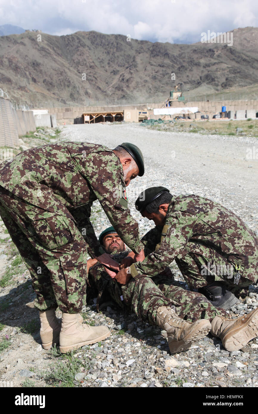 Afghan National Army soldiers assigned to the 2nd Brigade, 201st Corps work together to apply a tourniquet during ANA medical training at Forward Operating Base Joyce, Kunar province, Afghanistan, March 17, 2013. Medical training is held for ANA combat medics so they can teach combat lifesaver courses more efficiently to ANA soldiers. (U.S. Army photo by Spc. Ryan Hallgarth/Released) ANA medical training at FOB Joyce 130317-A-BX842-253 Stock Photo