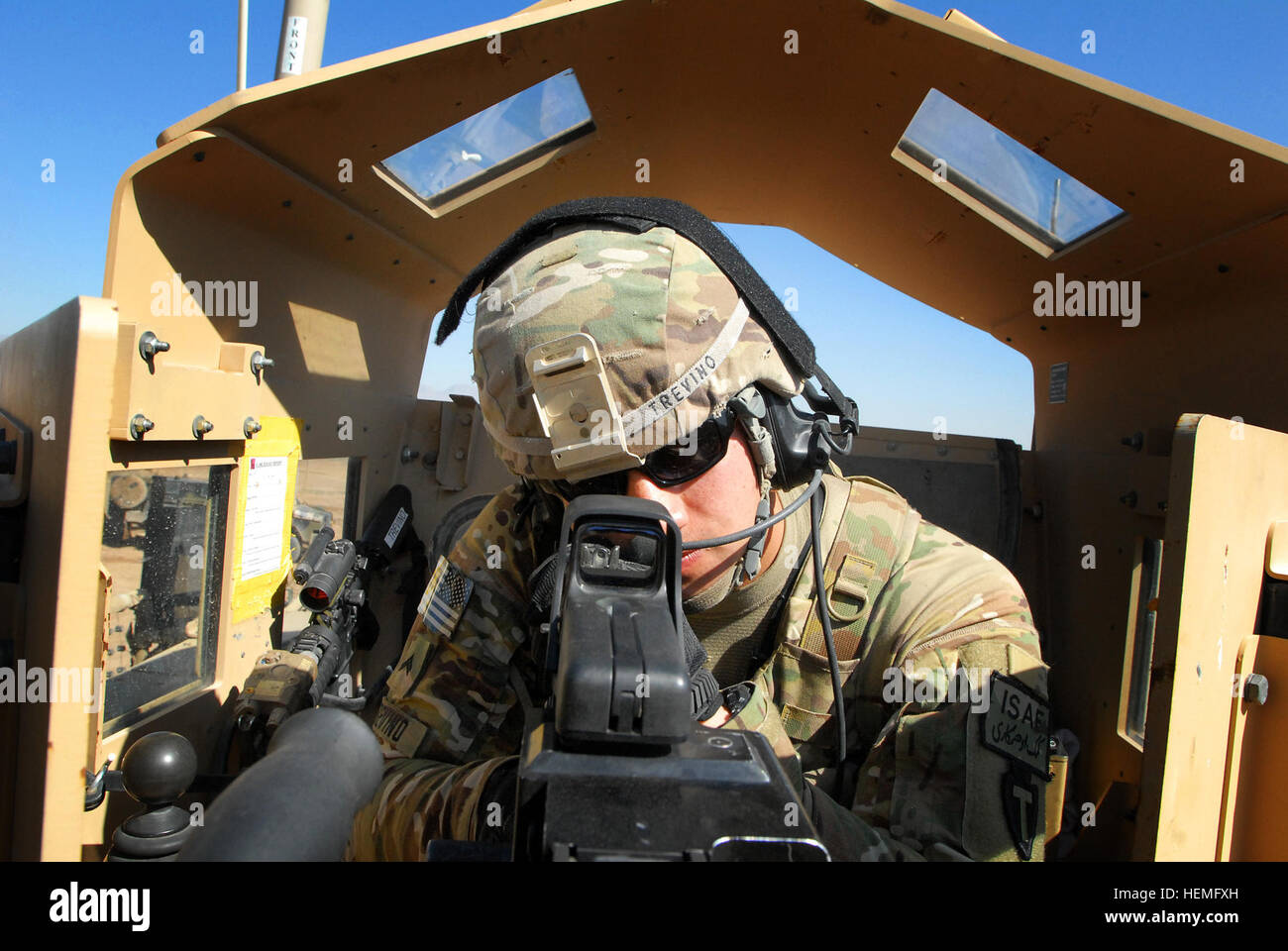 U.S. Army Cpl. Oscar Trevino, with the 56th Infantry Brigade Combat Team, Texas National Guard checks the optics on his M240 machine gun prior to test firing the weapon at the range before a mission at Multi National Base Tarin Kot in Uruzgan province, Afghanistan, March 25, 2013. Trevino is a member of the Security Force Assistance Team who mentors the Afghan Uniform Police in Tarin Kot. (U.S. Army photo by Sgt. Jessi Ann McCormick/Released) Afghan bomb disposal officer saving lives in Uruzgan 130325-A-FS372-054 Stock Photo