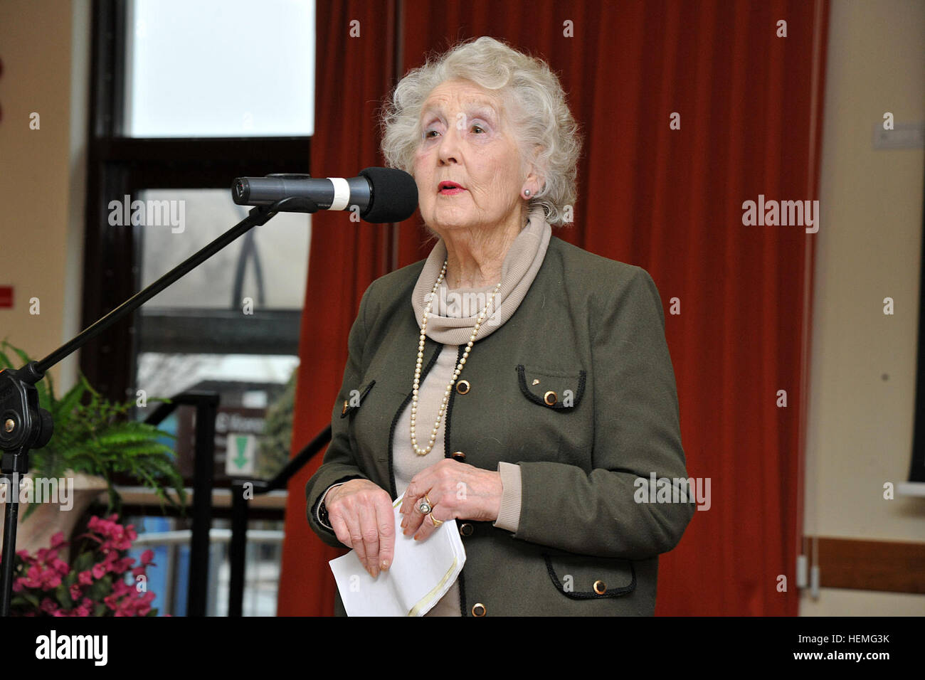 Noreen Riols speaks at a F2F (Female to Female) gathering , Caserma Ederle, Vicenza, Italy, March 28, 2013, as  part of Women's History Month. Rios trained spies for England during WWII for Winston Churchill and has authored several books. (U.S. Army photo by Paolo Bovo JM436 7 JMTC Vicenza - Italy/Released) Noreen Riols, World War II British spy 130328-A-JM436-023 Stock Photo