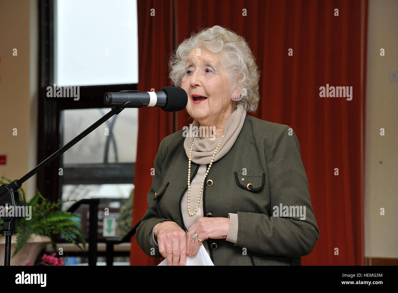 Noreen Riols speaks at a F2F (Female to Female) gathering, Caserma Ederle, Vicenza, Italy, March 28, 2013, as  part of Women's History Month. Rios trained spies for England during WWII for Winston Churchill and has authored several books. (U.S. Army photo by Paolo Bovo JM436 7 JMTC Vicenza - Italy/Released) Noreen Riols, World War II British spy 130328-A-JM436-024 Stock Photo