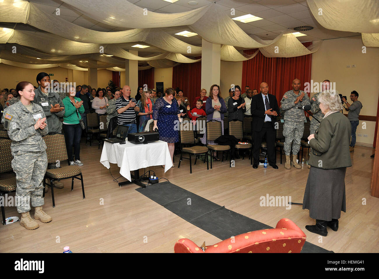Noreen Riols, World War II British spy, receives a standing ovation applause from the community at the meeting of Women's History Month, March 28, 2013 in Caserma Ederle Vicenza, Italy. (U.S. Army photo by Paolo Bovo JM436 7 JMTC Vicenza - Italy/Released Noreen Riols, World War II British spy 130328-A-JM436-030 Stock Photo