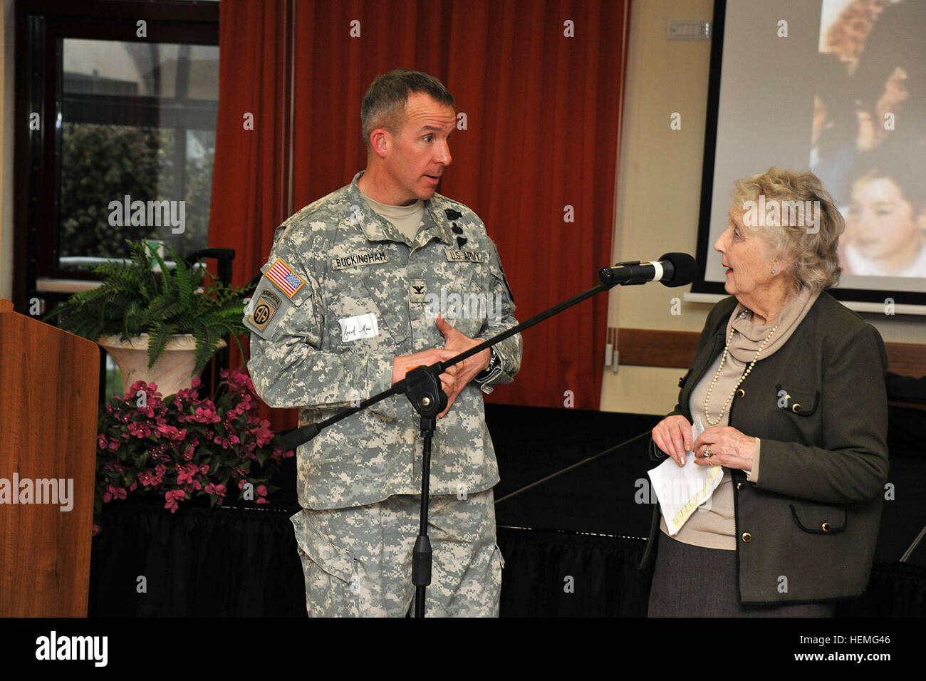 Col. David W. Buckingham, Commander U.S. Army Garrison Vicenza, thanks Noreen Riols for her speech during the Women's History Month on March 28, 2013 in Caserma  Ederle Vicenza,  Italy.' (U.S. Army photo by Paolo Bovo JM436 7 JMTC Vicenza - Italy/Released Noreen Riols, World War II British spy 130328-A-JM436-031 Stock Photo
