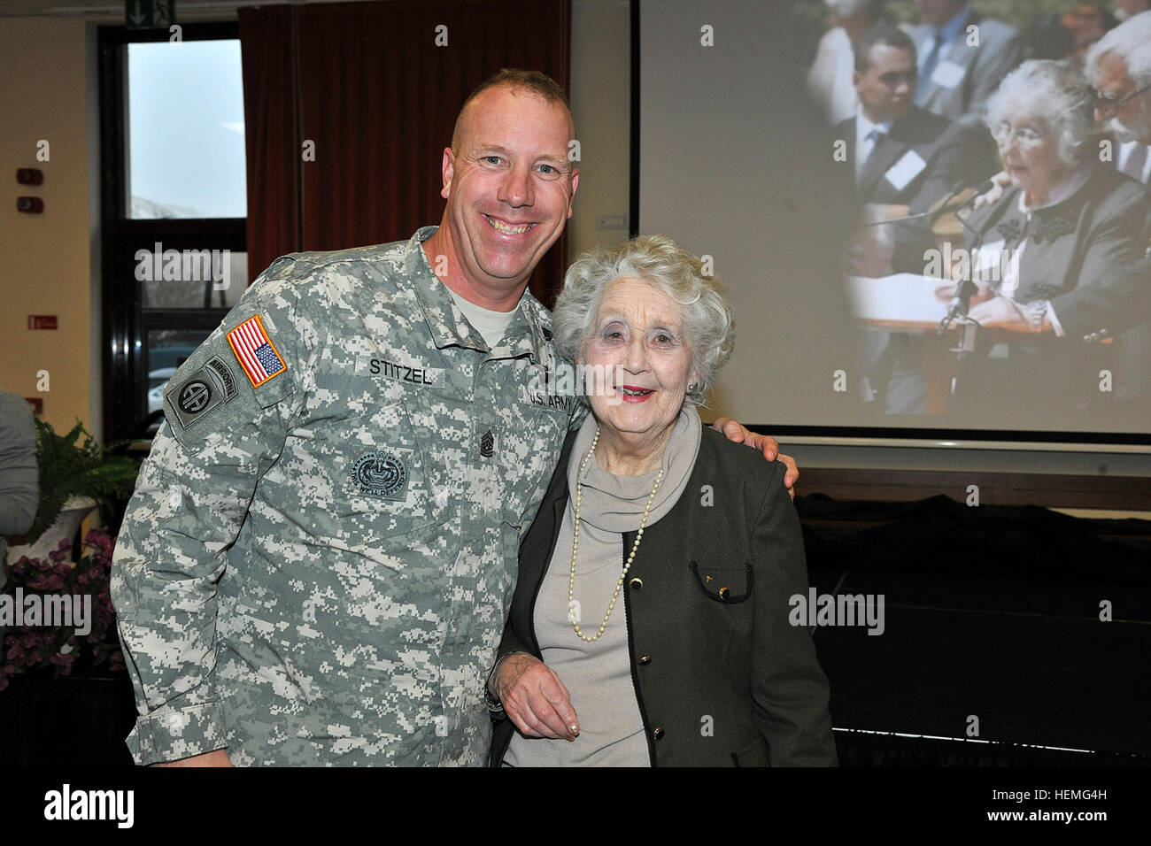 Command Sgt. Majr. Jeffery Stitzel, USARAF Command Sergeant Major,  thanks Noreen Riols, WWII British spy for her contribution to Women's History Month on March 28, 2013 in Caserma Ederle, Vicenza, Italy. (U.S. Army photo by Paolo Bovo JM436 7 JMTC Vicenza - Italy/Released Noreen Riols, World War II British spy 130328-A-JM436-042 Stock Photo