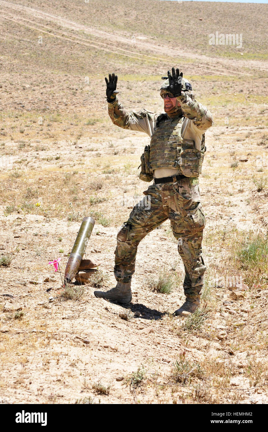 Royal Australian Navy Chief Petty Officer Luke Graham, 20th Explosive Ordnance Disposal (EOD) Squadron, 1st EOD Troop, signals to coalition forces that a controlled detonation will take place in ten minutes at Tarin Kowt in Uruzgan province, Afghanistan, April 29, 2013. Afghan National Security Forces trained alongside the technicians to perfect their skills to successfully take the lead in disposing of explosives.  (U.S. Army photo by Sgt. Jessi Ann McCormick/Released) Texan and Australian teams advise Uruzgan Police 130429-A-FS372-705 Stock Photo