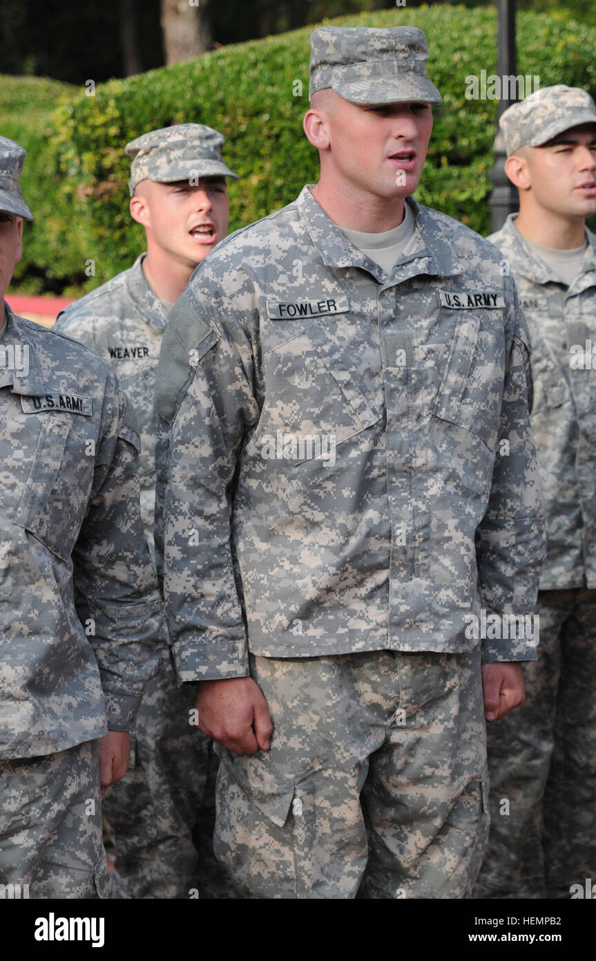 U.S. Army 2nd Lt. Morgan Fowler, front, a platoon leader with the 8th Ordnance Company, 189th Combat Sustainment Support Battalion (CSSB), and Sgt. Mitchell Weaver, directly behind Fowler, a mechanic with the 127th Quartermaster Company, 189th CSSB, recite the Ranger Creed during a Pre-Ranger School graduation ceremony Aug. 28, 2013, at Fort Bragg, N.C., Aug. 28, 2013. The 17-day school included several physical and mental challenges and intense training to include a combat water survival test.  (U.S. Army photo by Sgt. 1st Class Jon Cupp/Released) Providers graduate from Pre-Ranger School 130 Stock Photo
