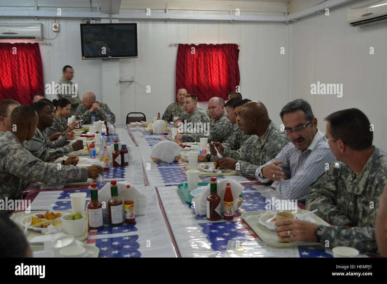 Army Maj. Gen. Thomas Richardson, commanding general, Military Surface Deployment and Distribution Command, talks with Army Reservists assigned to the 840th Transportation Battalion at the Port of Shuaiba, Kuwait, during lunch at the base's dining facility about what they do in their civilian jobs and their impressions of being deployed to the Middle East. SDDC manages 87 percent of the cargo coming out of Afghanistan, with the 595th Transportation Brigade being the critical node in the region. In its key role as the air-surface integrator, SDDC orchestrates the multi-modal transportation oper Stock Photo