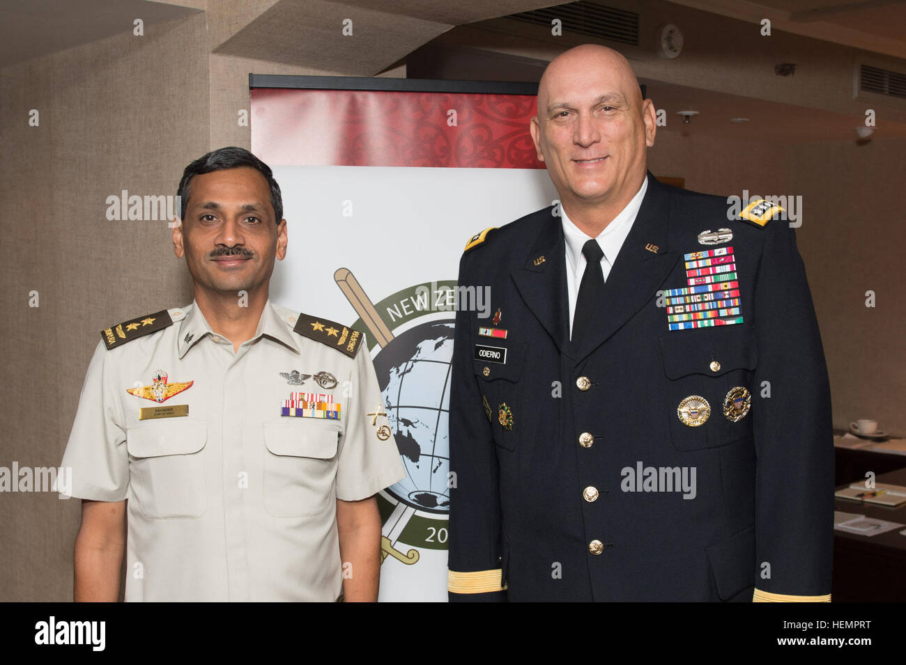 130911-024 U.S. Army Chief of Staff Gen. Ray Odierno meets Singapore Chief of Army Maj. Gen. Ravinder Singh during the Pacific Armies Chiefs Conference in Auckland Stock Photo