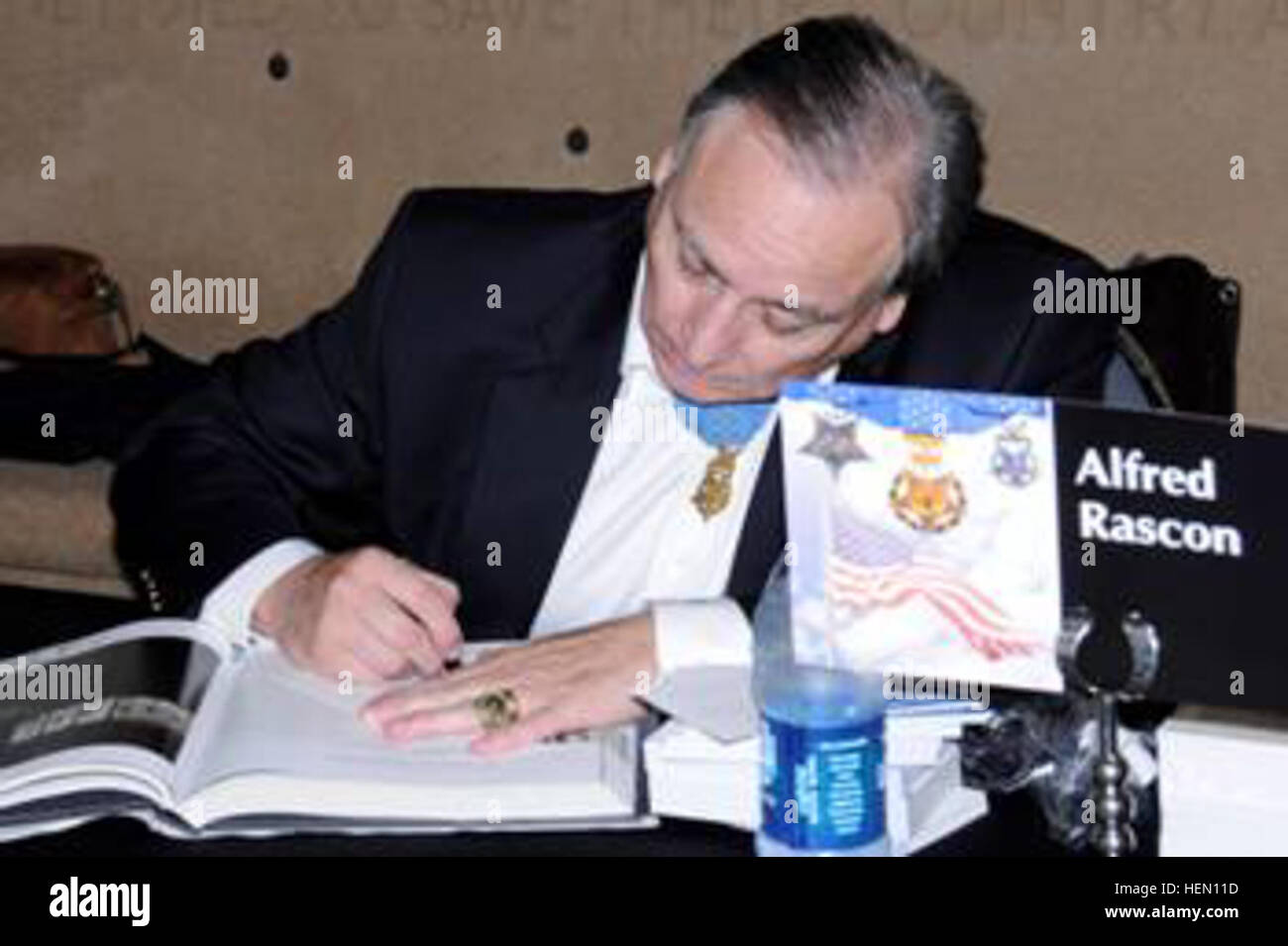 Moh Sign US Army 52603 MOH Sign Autograph Stock Photo - Alamy