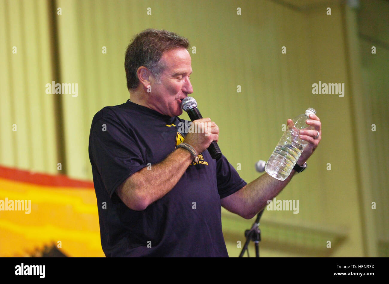 Robin Williams, Academy Award winning actor and comedian, talks to troops about the virtues and qualities of the Contingency Operating Base Speicher’s bottled water. Williams was at the base’s main gym Dec. 19 as part of a USO tour that also included singer Kid Rock, 2007 Miss USA Rachel Smith and Grammy Award stand-up comedian Lewis Black. (Photo by Sgt. 1st Class Jeff Troth) Williams, Rock Stop at COB Speicher 69606 Stock Photo