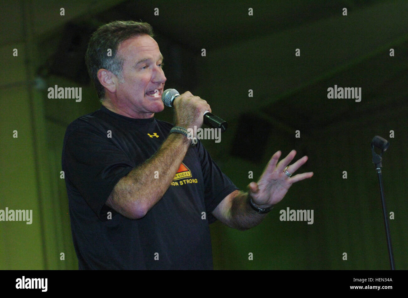 Robin Williams, Academy Award winning actor and comedian, entertains the troops at Contingency Operating Base Speicher main gym Dec. 19 The hour-long show at COB Speicher was one stop on a USO tour that also included singer Kid Rock, biker Lance Armstrong, 2007 Miss USA Rachel Smith and Grammy Award stand-up comedian Lewis Black. (Photo by Sgt. 1st Class Jeff Troth) Williams, Rock Stop at COB Speicher 69605 Stock Photo
