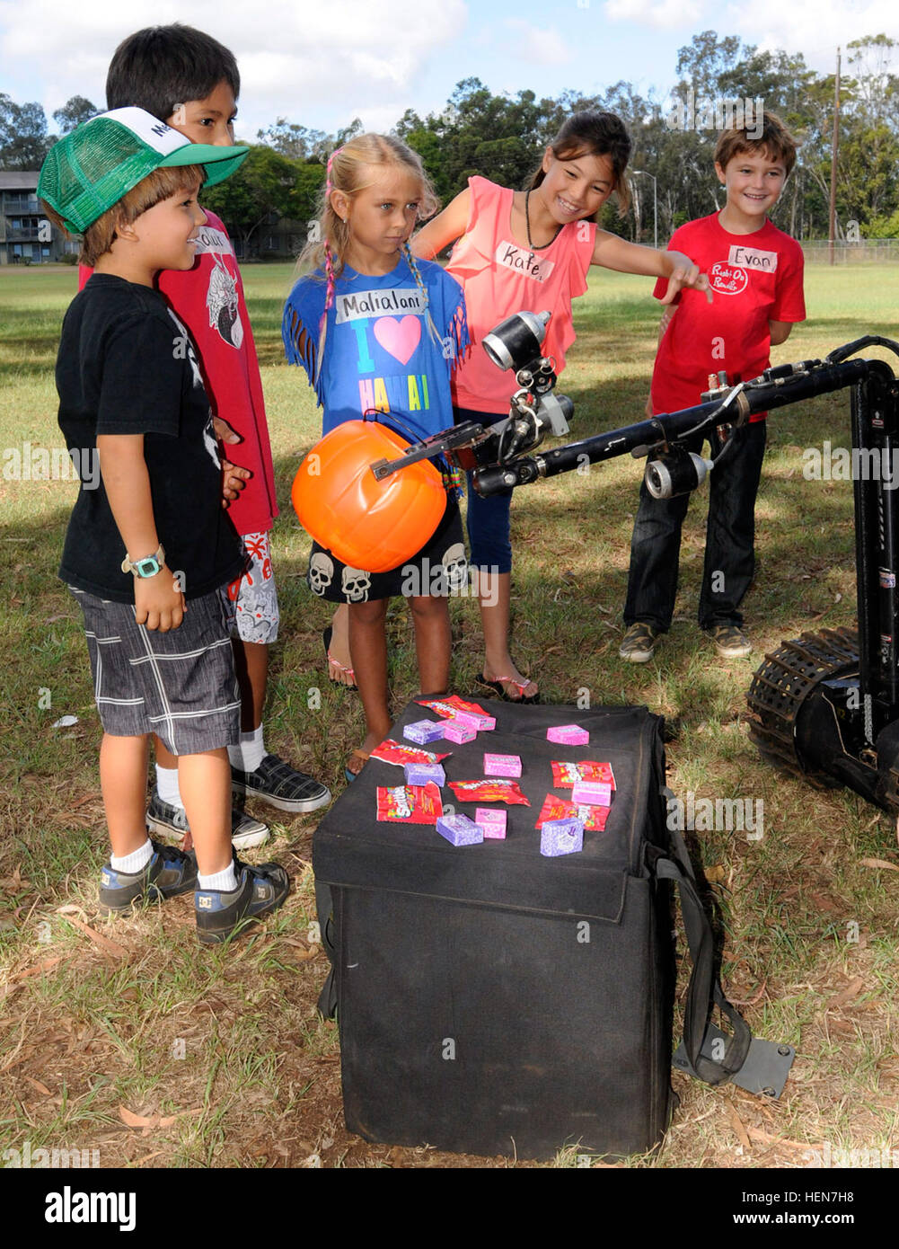 An explosive ordnance disposal Talon robot from the 303rd Explosive Ordnance Disposal Battalion, 8th Military Police Brigade delivers candy to students of Sunset Beach Elementary School during a field trip to Schofield Barracks, Oct. 25.  The field trip was a culminating event to the school's first quarter SURF program that rewards students based on positive behavior. SURF stands for self-discipline, unity, respect and friendliness.  (Photo by Staff Sgt. Richard D. Sherba, 8th Military Police Brigade Public Affairs) Sunset Beach Elementary students SURF to 303rd EOD Bn. 131025-A-XE780-002 Stock Photo