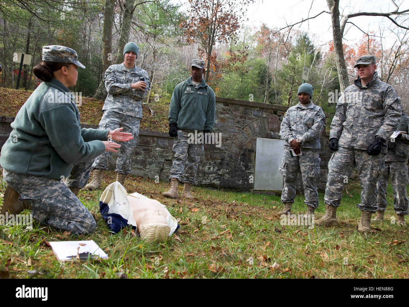 U.S. Army Staff Sgt. Valerie Mitchell, attached to 55th Signal Company (Combat Camera), teaches a class on life saving techniques during a tactical field training exercise (FTX) at the Ft. Indiantown Gap National Guard Training Center, Annville, Pa., Nov. 5, 2013. The FTX is conducted quarterly to bring soldiers together and practice tactical training from the Army Mission Essential Task List as a battalion. (U.S. Army photo by Sgt. Evangelia Grigiss/Released) 114th Signal Battalion field training exercise 131105-A-LQ527-085 Stock Photo