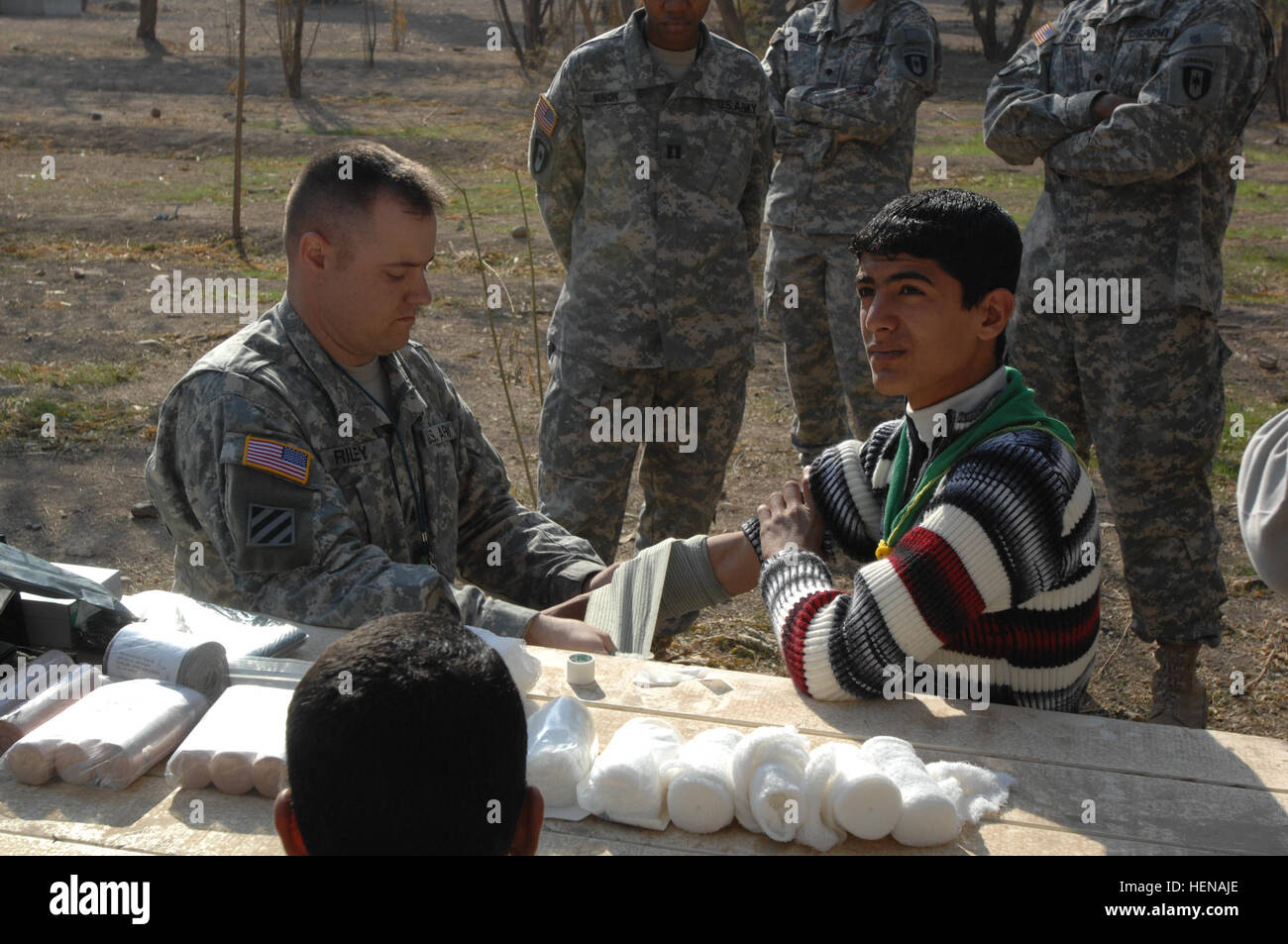 Sgt. Shawn Riley, 45th Infantry Brigade Combat Team, Oklahoma Army National Guard, teaches first aide techniques at a local Iraqi scout camp in Baghdad. The Green Zone Council sponsors events to promote the Boy 45th IBCT Activities in Baghdad 81080 Stock Photo