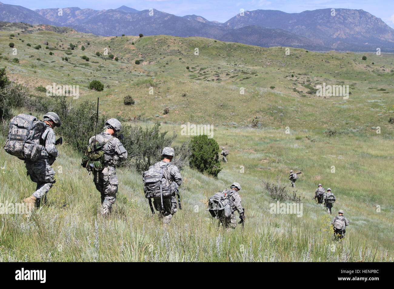 Soldiers of Headquarters and Headquarters Company, 1st Battalion, 38th Infantry Regiment, 1st Stryker Brigade Combat Team, 4th Infantry Division, descend toward a valley during the first of a three-day Mortar Training and Evaluation Program, Aug. 19, 2014. “Each section will occupy a mortar firing position, receive a fire mission and fire different types of fire missions,” said Capt. Kyle Tarvin, commander, Headquarters and Headquarters Company, 1st Battalion, 38th Infantry Regiment, 1st SBCT, 4th Infantry Division. 1-38 air assault mortar teams 140819-A-FE868-012 Stock Photo