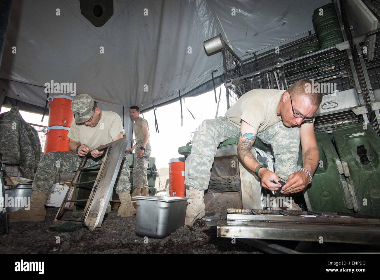 Sgt. Levi Shepherd, an Army cook with Detachment 1, 1186 Military Police Company, supervises Spc. Benjamin Lamb on cleaning grill plates from a military field stove, on Aug. 19. Shepherd, of Dayton, Wash., volunteered to perform an additional three weeks of Army training to help the 3rd Battalion, 116th Heavy Brigade Combat Team cook section during the battalion's annual training at the Orchard Training Center, Idaho. The cook section feeds more than 500 Soldiers every day during training. (Photo by U.S. Army Maj. Wayne (Chris) Clyne, 115th Mobile Public Affairs Detachment, Oregon Army Nationa Stock Photo