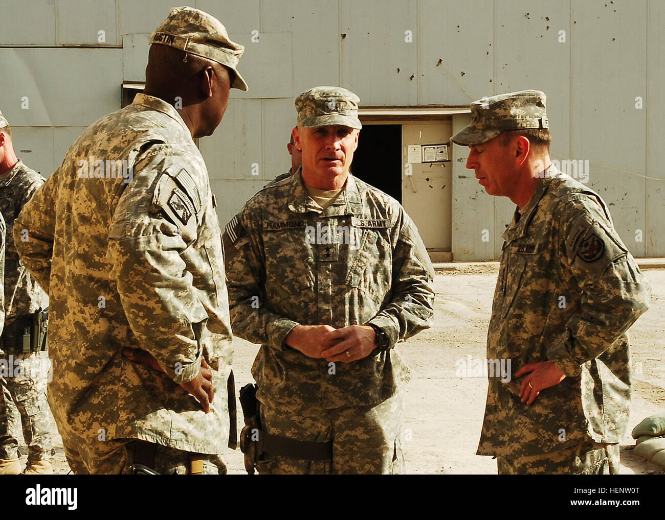 Minutes after a memorial service at Forward Operating Base Falcon, Maj. Gen. Jeff Hammond (center), the commanding general of Multi-National Division - Baghdad and the 4th Infantry Division, exchanges a few comforting words with Gen. David Petraeus (right), the commanding general of  Multi-National Forces - Iraq, and Lt. Gen. Lloyd Austin, the commanding general of Multi-National Corps - Iraq, before the commanders head out en route to the next stop, May 7. (U.S. Army photo/Spc. Angel D. Martinez) Top brass cross paths - MND-B, MNC-I, MNF-I commanders exchange comforting words after memorial s Stock Photo