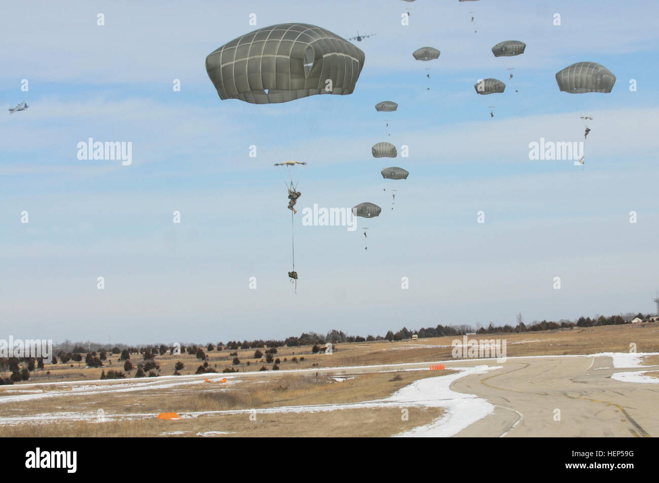 Paratroopers from the 82nd Airborne Division conduct an airfield seizure during Operation Steel Box 2 at Fort Leonard Wood, Missouri, Feb. 23, 2015. The operation validated the Brigade’s chemical and biological weapons entry team’s proficiency in mission planning, preparation, and execution. (82nd Airborne Division photo by Sgt. Eliverto V. Larios/Released) Falcons jump into Fort Leonard Wood, conduct chemical training 150223-A-ZK259-410 Stock Photo
