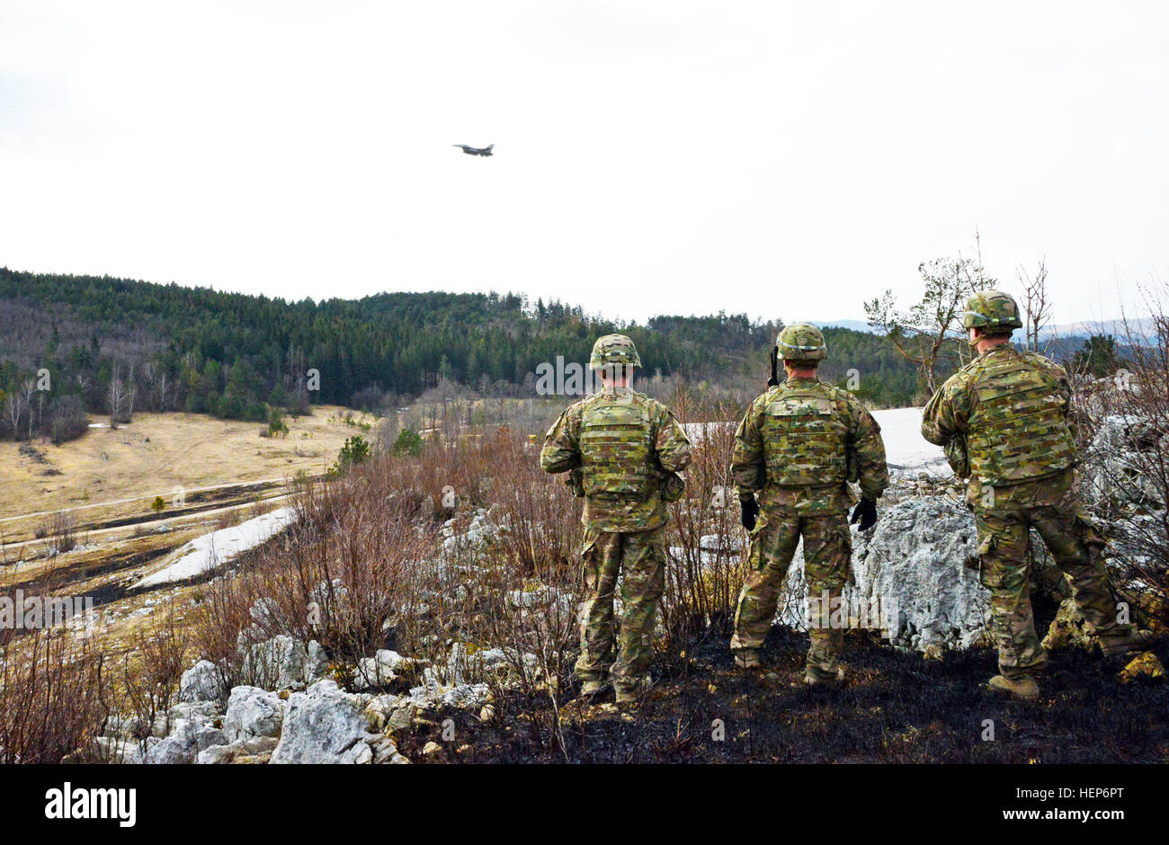 U.S. Army paratroopers assigned to the Company B, 2nd Battalion, 503rd Infantry Regiment, 173rd Airborne Brigade, observe a U.S. Air Force F-16 Falcon during close air s upport training at Pocek Range in Postonja, Slovenia, March 12, 2015. (U.S. Army photo by Visual Information Specialist Massimo Bovo/Released) Slovenia live close air support March 12, 2015 150312-A-DZ412-004 Stock Photo