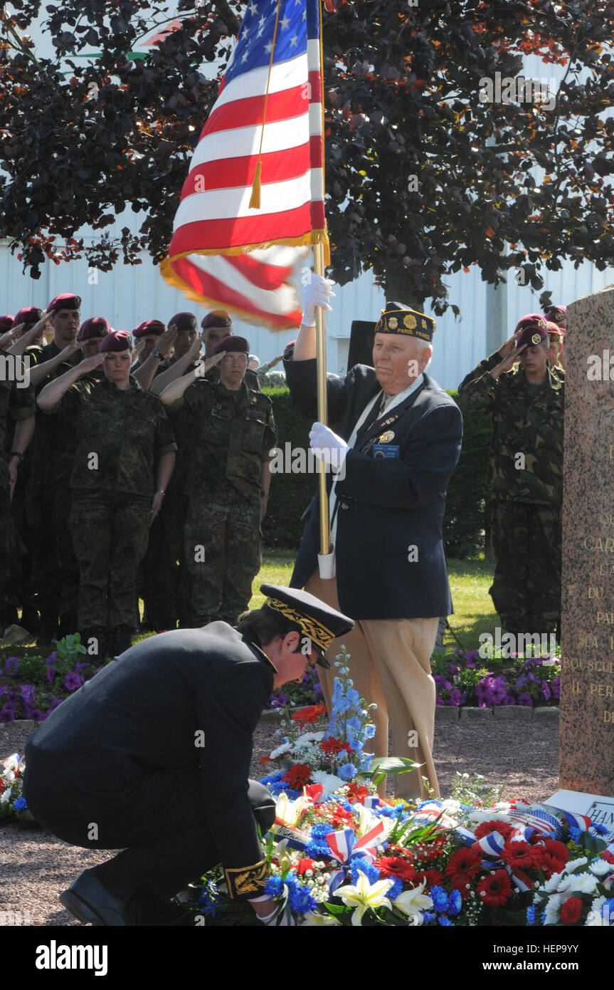 A general of the French Army lays down a wreath in front of the 101st