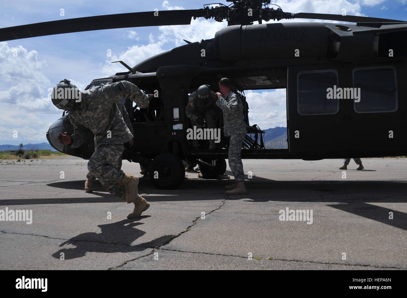 Air Assault trainees at Fort Bliss practice helicopter loading and ...