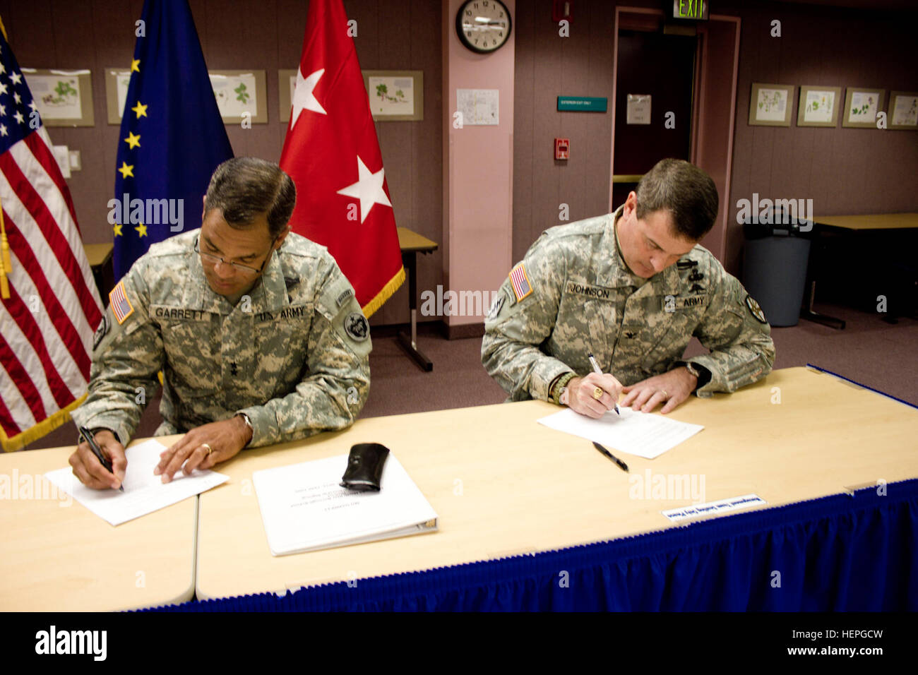 (Left) Maj. Gen. Michael Garrett, commanding general for U.S. Army Alaska and Col. Ronald Johnson, Garrison commander for Fort Wainwright, Alaska sign a memorandum of agreement extending a partnership between USARAK and the local Fairbanks North Star School Burough. The partnership allows Soldiers and students to come together each month in various compacities. School Partnership Program 120910-A-BE343-710 Stock Photo