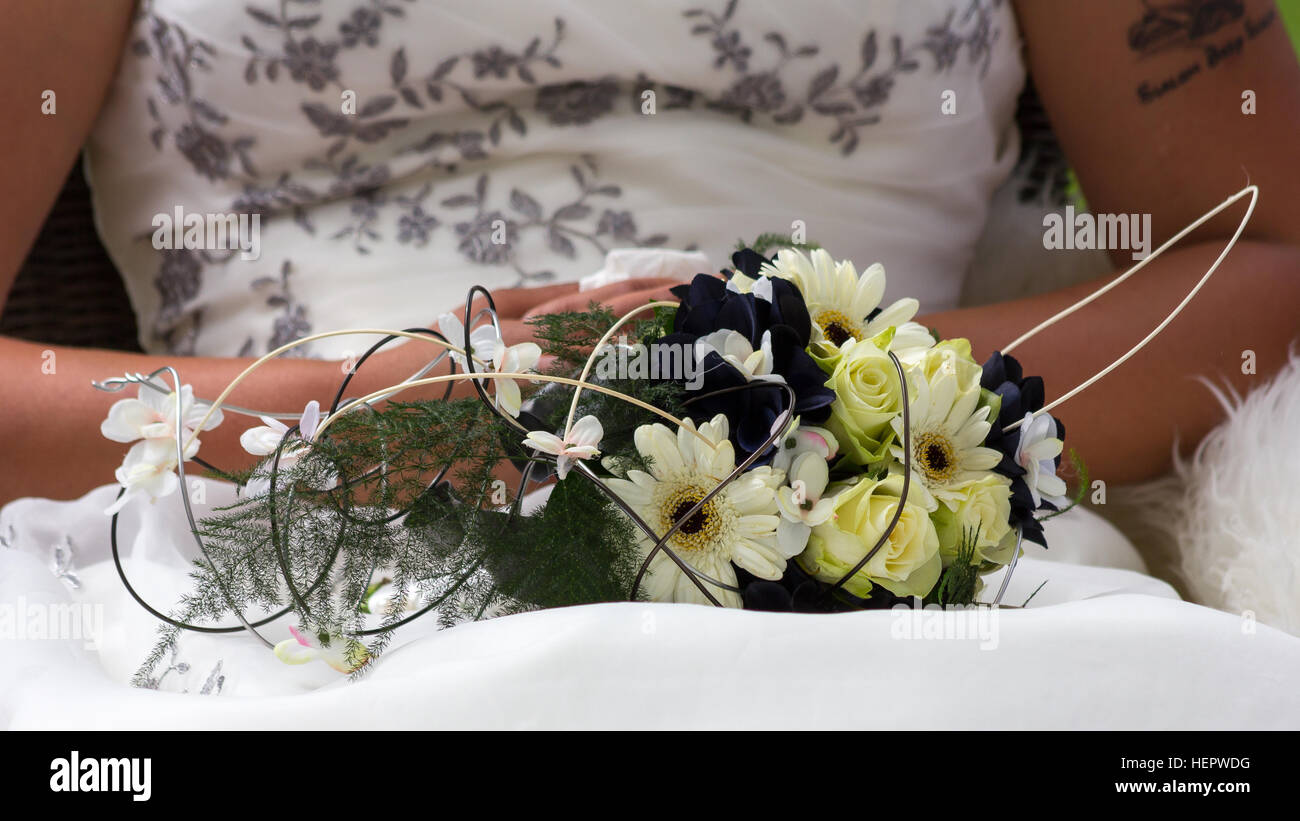 Bride with bouquet hi-res stock photography and images - Alamy