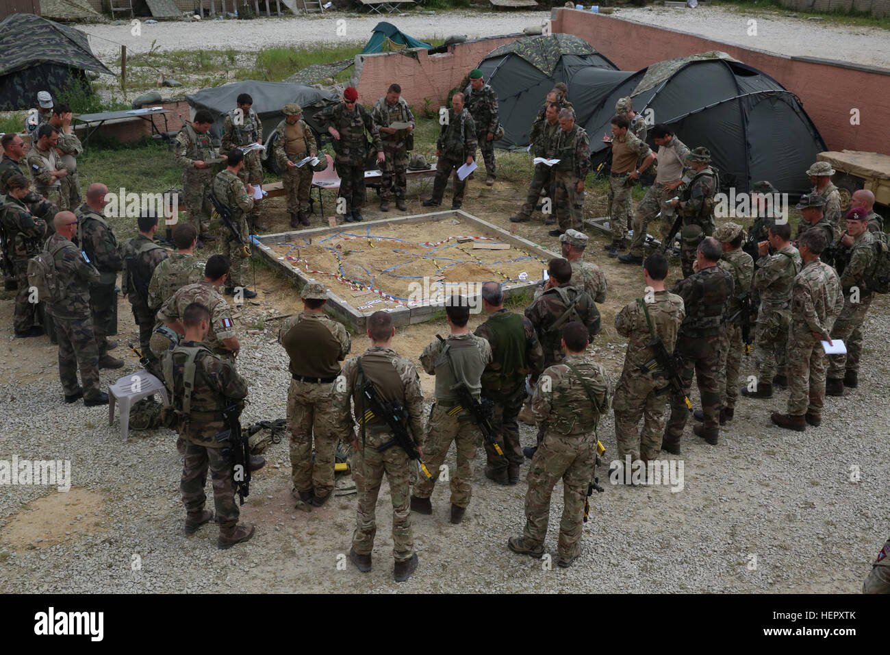 British soldiers of the 3rd Parachute Regiment and French soldiers of 3rd Marine Infantry Parachute Regiment conduct a coalition operations briefing during Swift Response 16 training exercise at the Hohenfels Training Area, a part of the Joint Multinational Readiness Center, in Hohenfels, Germany, Jun. 22, 2016. Exercise Swift Response is one of the premier military crisis response training events for multi-national airborne forces in the world. The exercise is designed to enhance the readiness of the combat core of the U.S. Global Response Force – currently the 82nd Airborne Division’s 1st Br Stock Photo