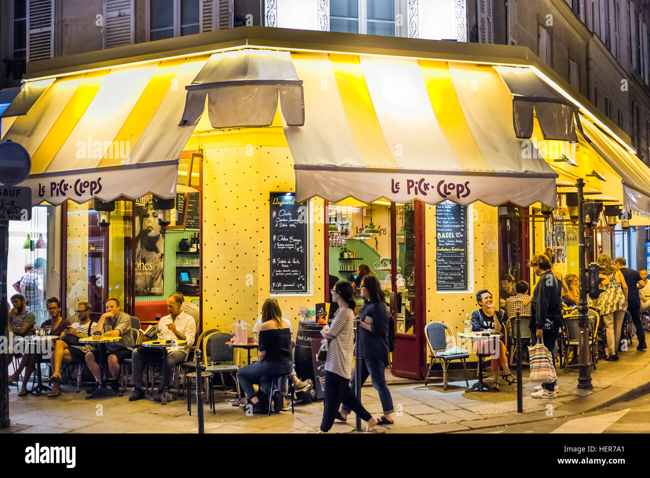le pick-clops, cafe, brasserie at night Stock Photo - Alamy