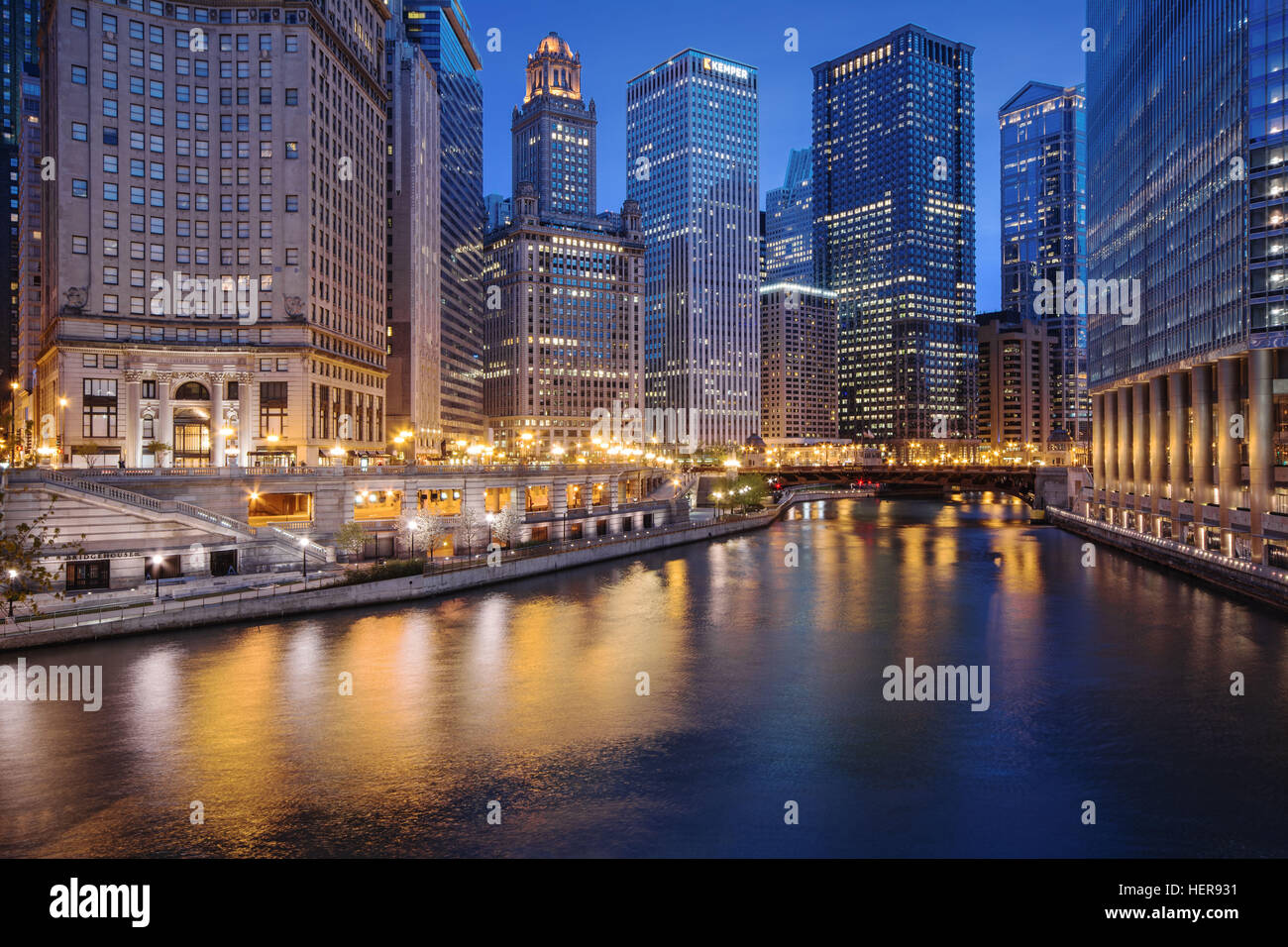 Nachtaufnahme Chicago River, Blaue Stunde Stock Photo