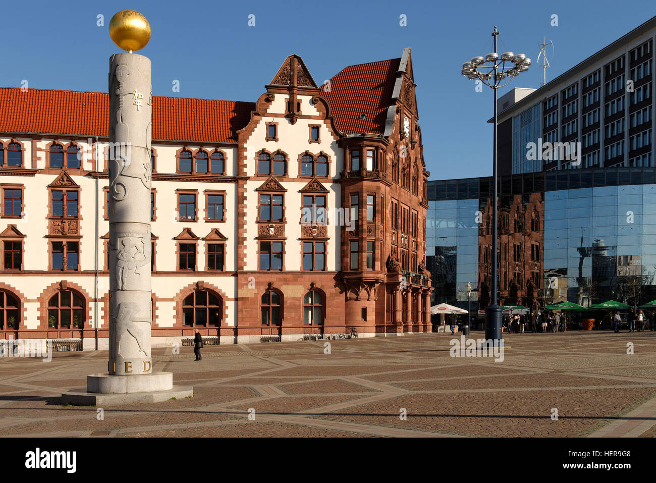Friedensplatz mit Altem Stadthaus und Friedenssäule von Bildhauerin Susanne Wehland in Dortmund, Nordrhein-Westfalen, Deutschland Stock Photo