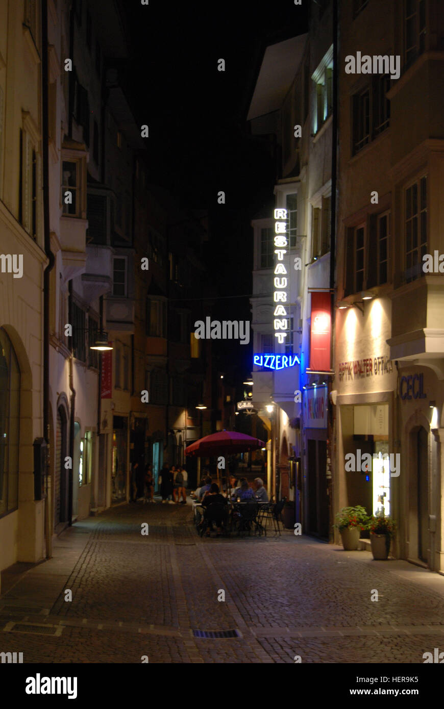 Gasse mit Restaurant Pizzeria, Tische, außen, Personen beim Abendessen, Bozen, Südtirol, Italien Stock Photo