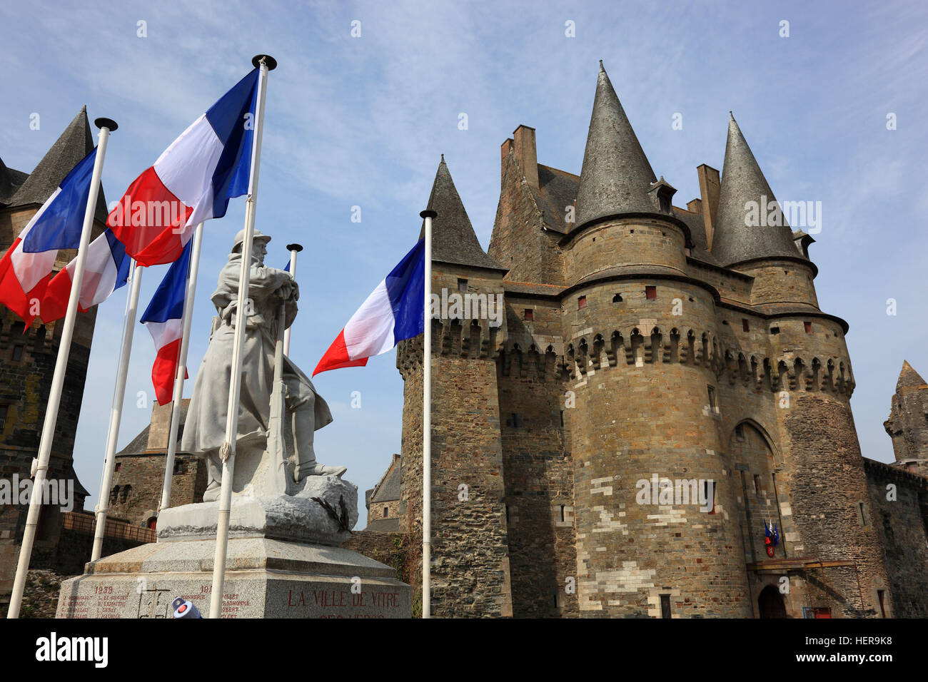 Frankreich, Region Bretagne, das mittelalterliche Schloss von Vitre, davor ein Kriegerdenkmal und Fahnen Stock Photo
