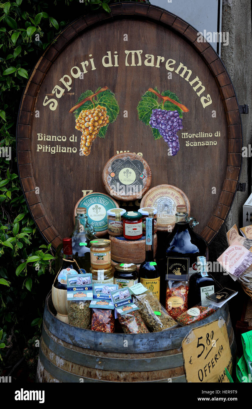 Italien, Feinkostgeschäft in den Gassen der Altstadt von Pitigliano, Produkte aus der Region, Toskana Stock Photo