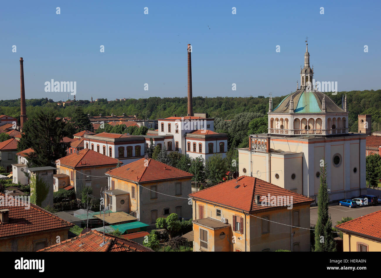 Italien, Blick auf das Arbeiterdorf Crespi d Adda, Kirche und einen Teil der ehemaligen Textilfabrik, Industriedenkmal, UNESCO Weltkulturerbe Stock Photo