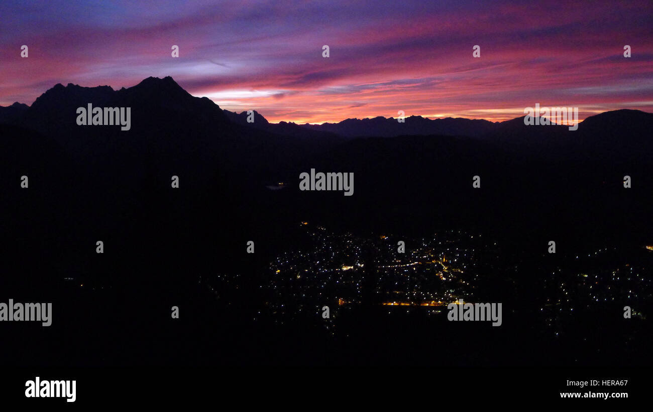 Blick auf Mittenwald und umliegende Berge, Kranzberg-Gebiet und Wetterstein-Gebirge im Abendrot Stock Photo