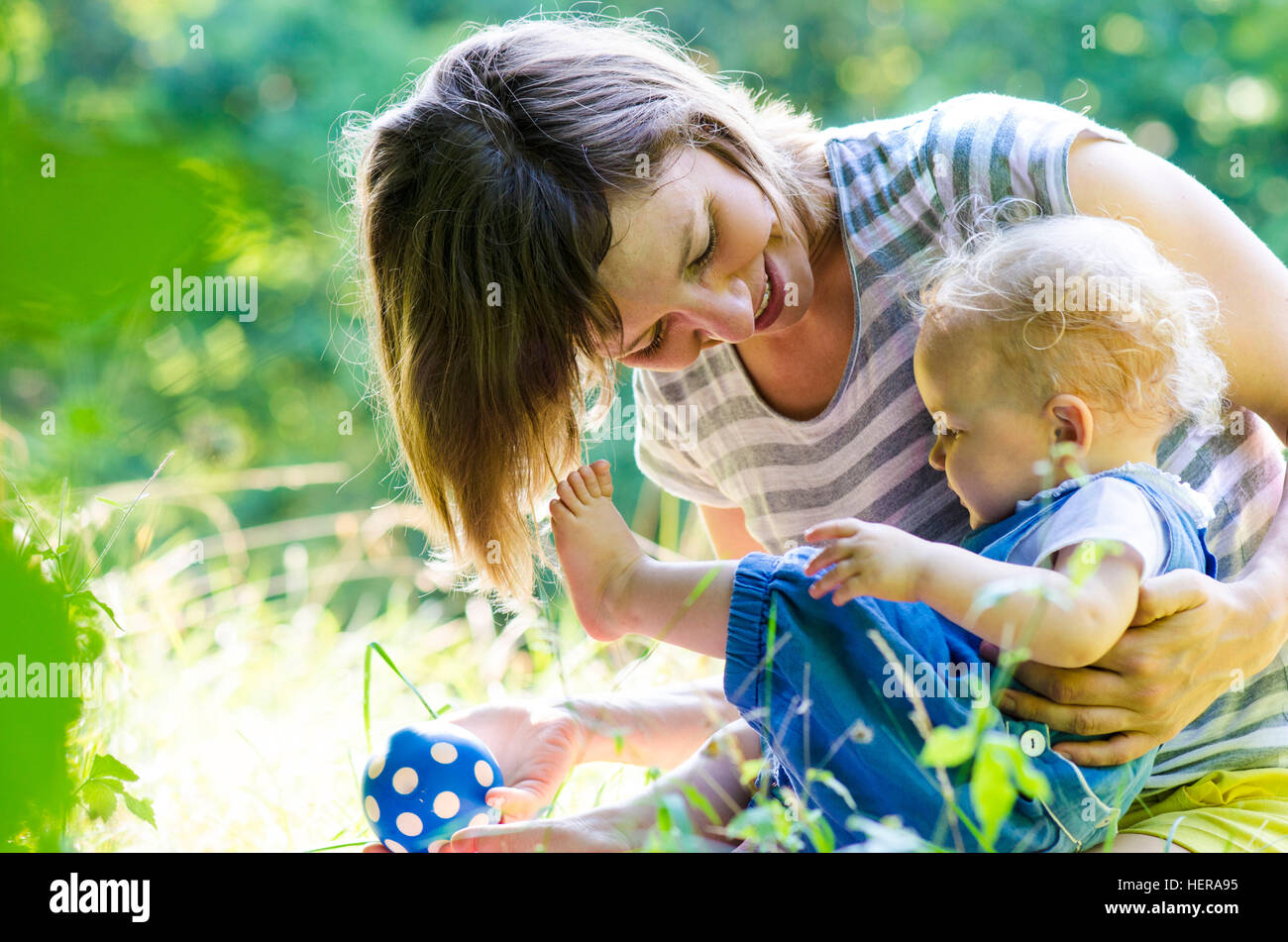 Mutter und Baby in Sommerwiese Stock Photo