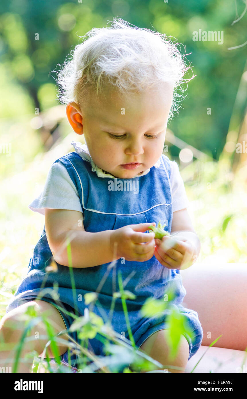 Baby spielt im Gras, Sommer Stock Photo