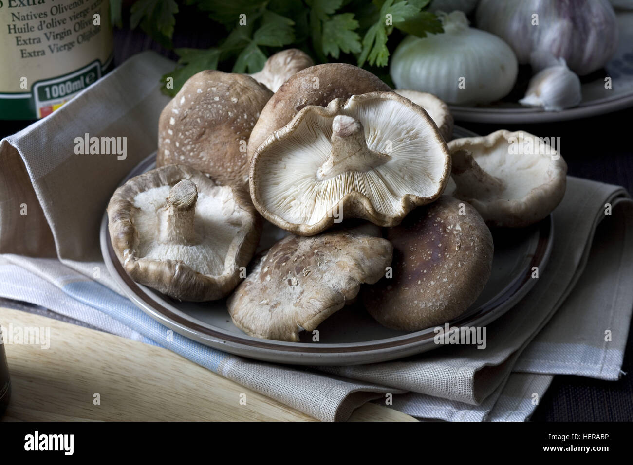 Shiitake-Pilze auf dem Küchentisch Stock Photo