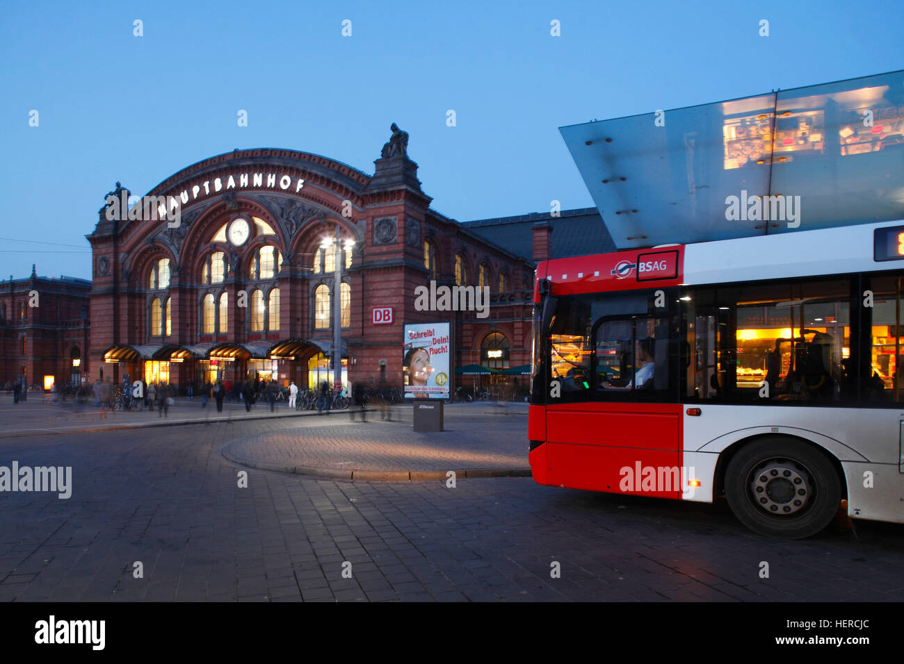 Autobus mit Hauptbahnhof am Bahnhofsplatz bei AbenddÃ¤mmerung, Bremen, Deutschland, Europa Stock Photo