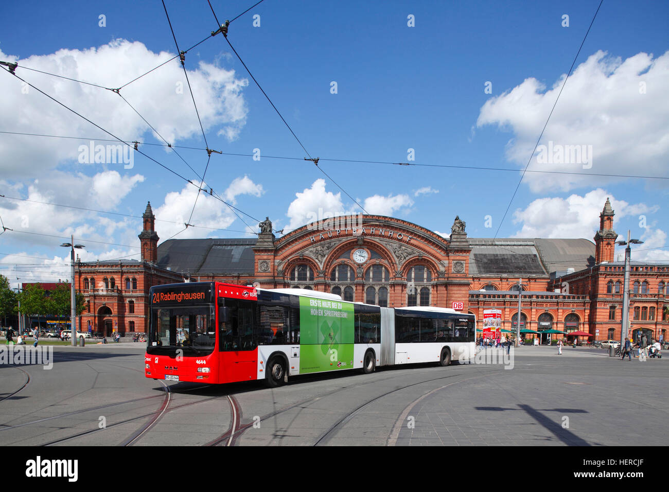 Autobus mit Hauptbahnhof am Bahnhofsplatz , Bremen, Deutschland, Europa Stock Photo