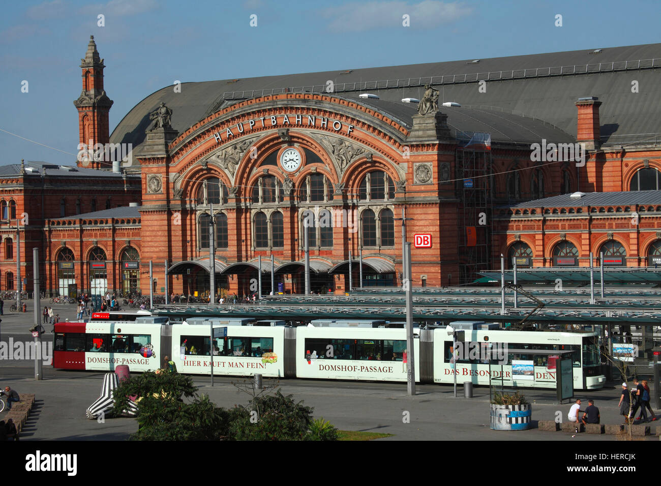 StraÃŸenbahn mit Hauptbahnhof am Bahnhofsplatz , Bremen, Deutschland, Europa Stock Photo