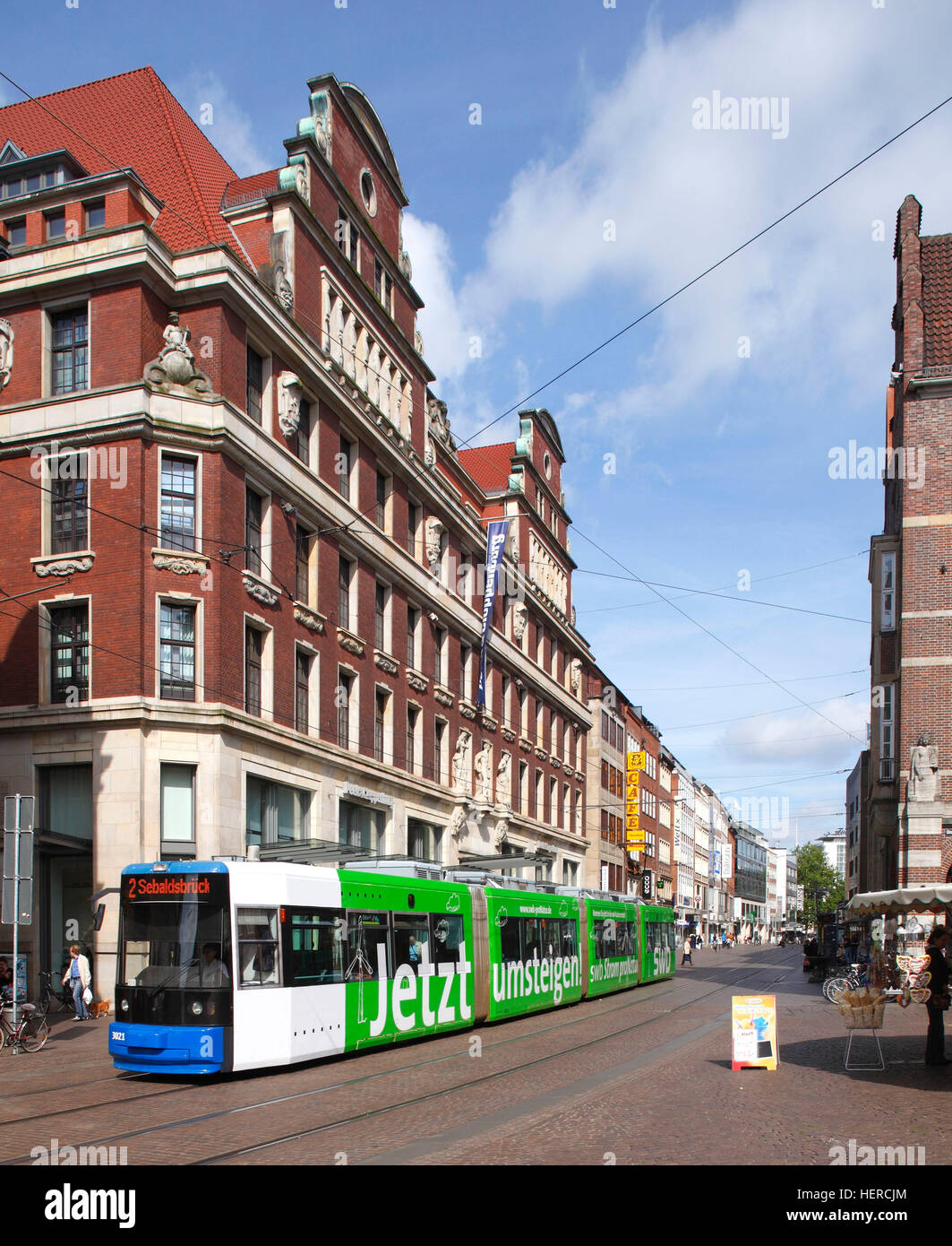 Straßenbahn mit Bank- und Kaufhaus Obernstraße 2-12 in der Einkaufsstraße Obernstraße, Bremen, Deutschland, Europa Stock Photo