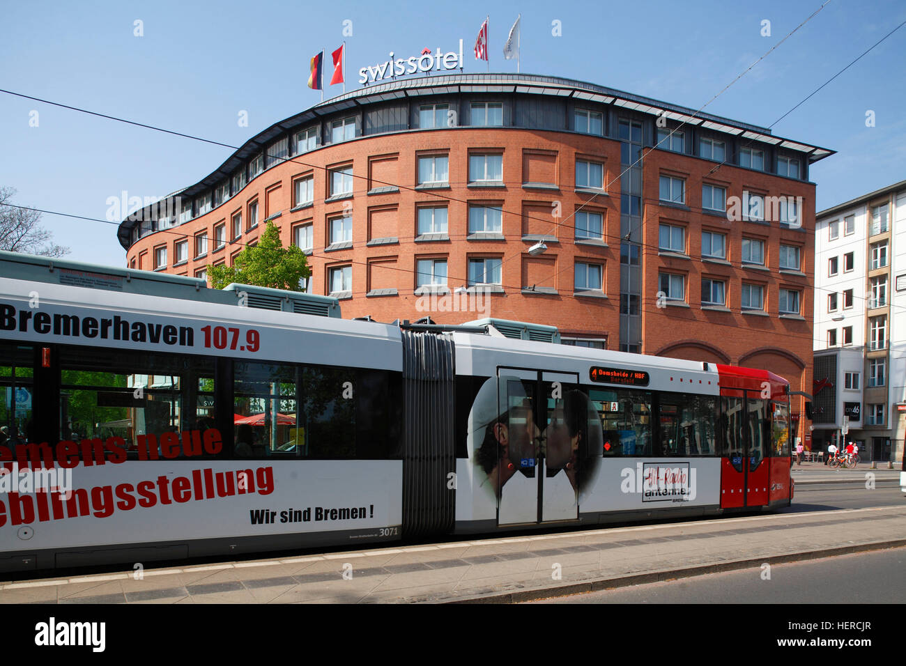 StraÃŸenbahn mit Hotel Swissotel an der Haltestelle Herdentor an der StraÃŸe Herdentorsteinweg, Bremen, Deutschland, Europa Stock Photo