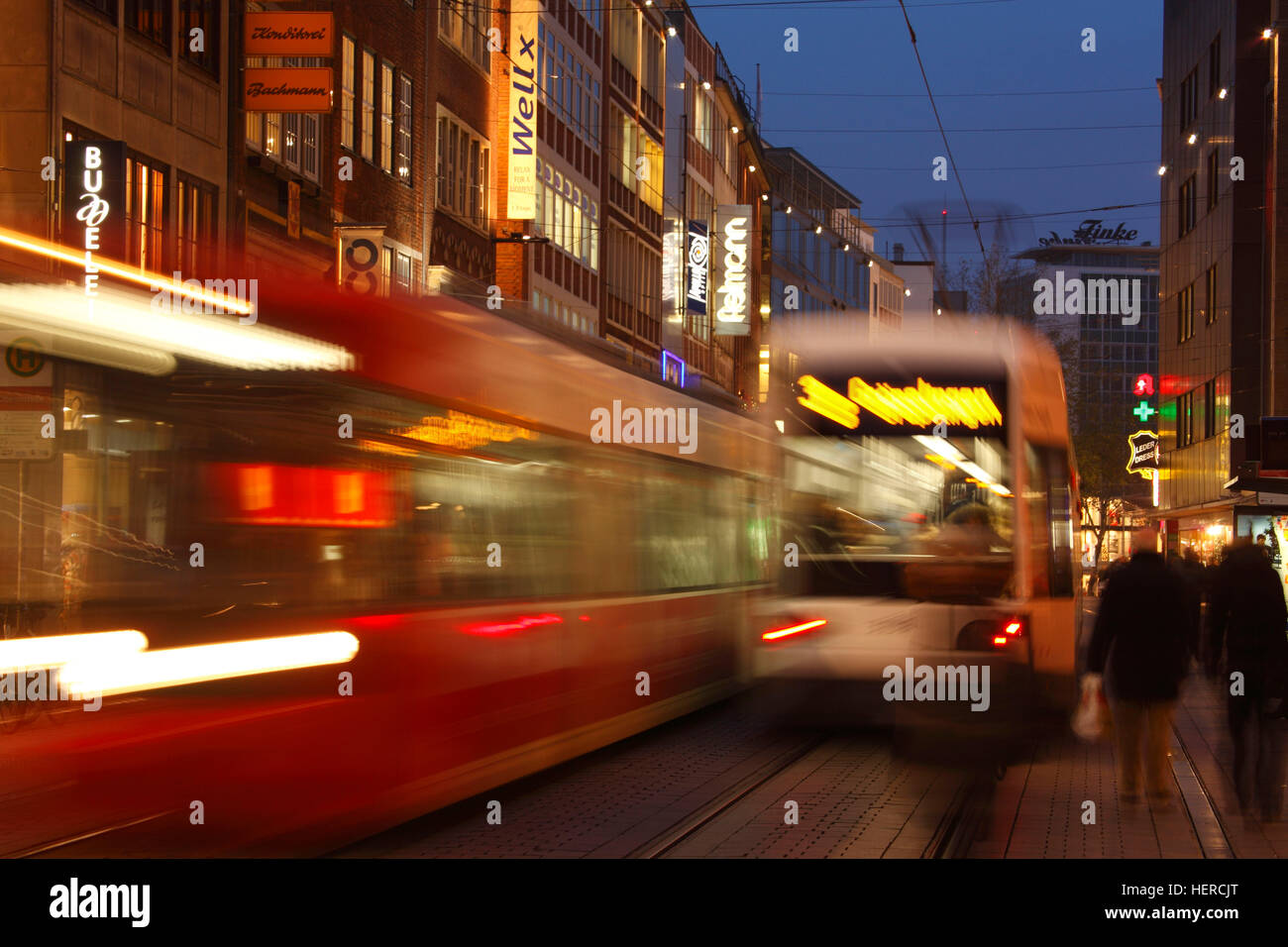 Straßenbahnen mit Geschäftshäusern in der Einkaufsstraße Obernstraße bei Abenddämmerung, Bremen, Deutschland, Europa Stock Photo