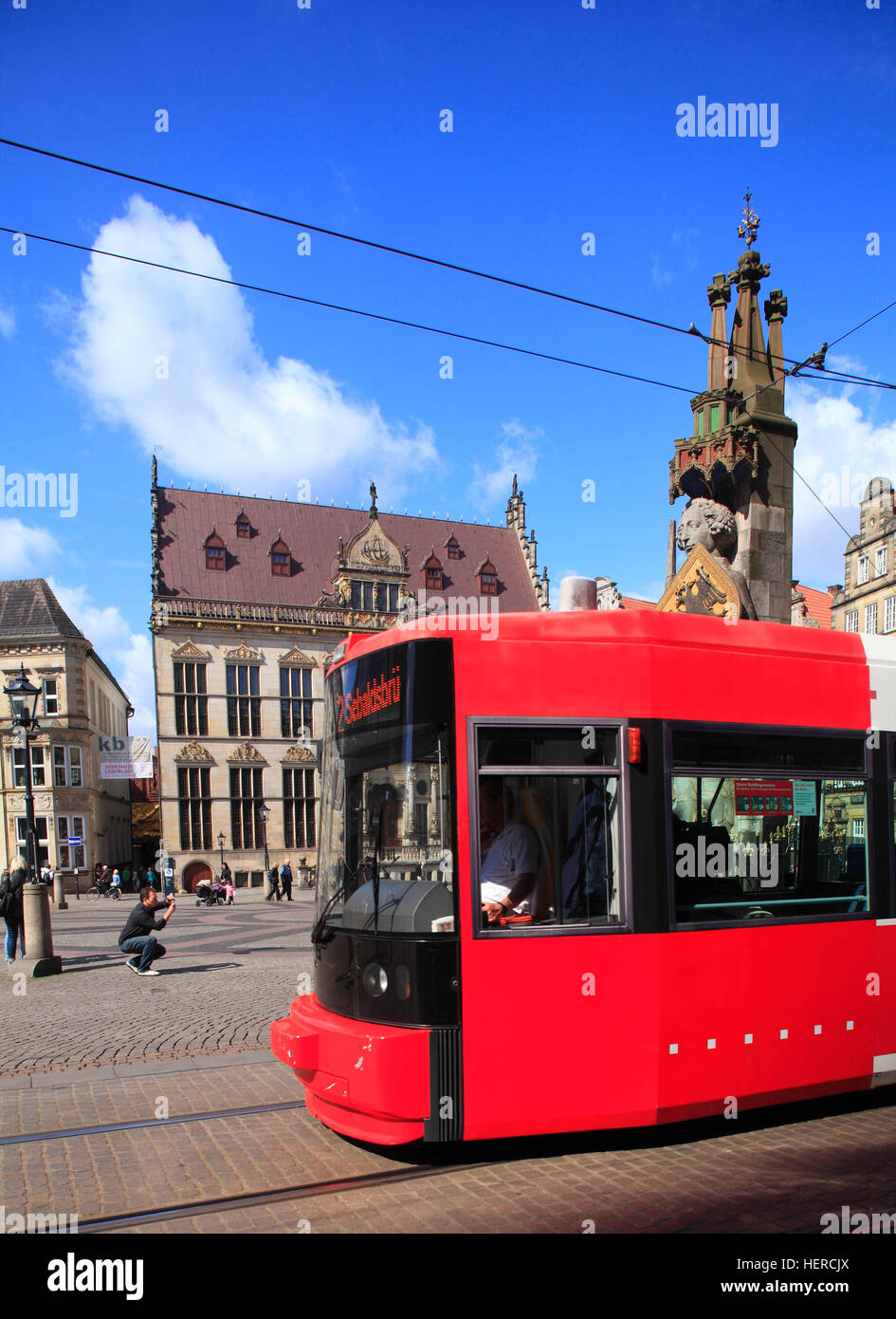 Rote Straßenbahn mit Haus Schütting, Sitz der Handelskammer, und dem Bremer Roland, Bremen, Deutschland, Europa Stock Photo