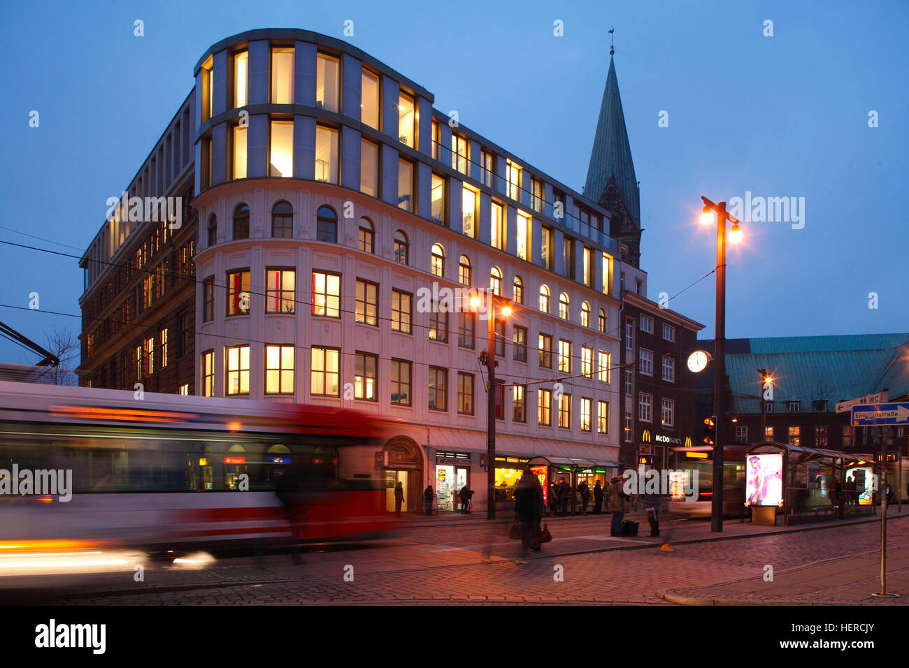 Straßenbahn mit Bürohaus an der Haltestelle Domsheide bei Abenddämmerung, Bremen, Deutschland, Europa Stock Photo