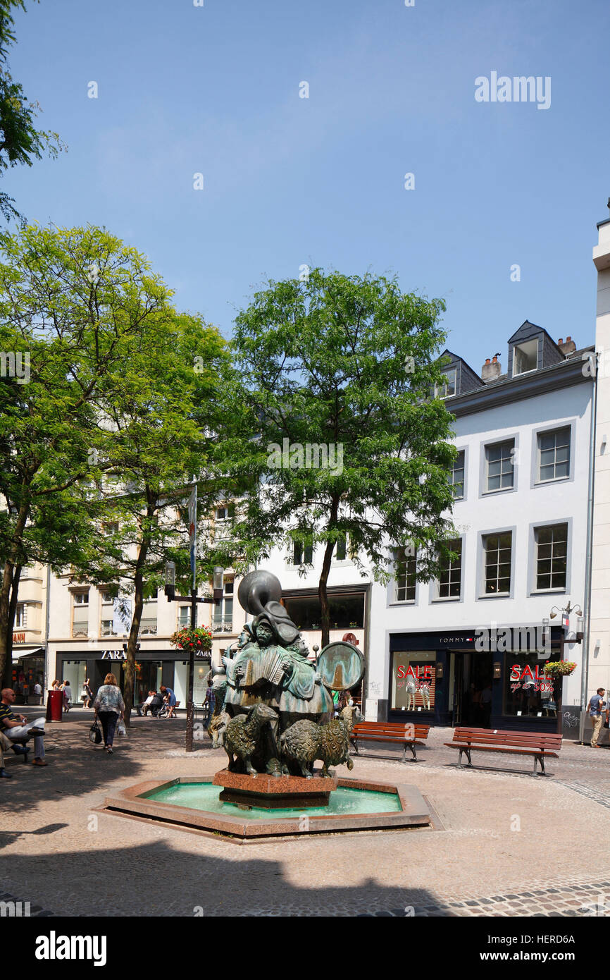 Bronzefigur mit Brunnen an der Einkaufsstraße Grand Rue, Luxemburg ...